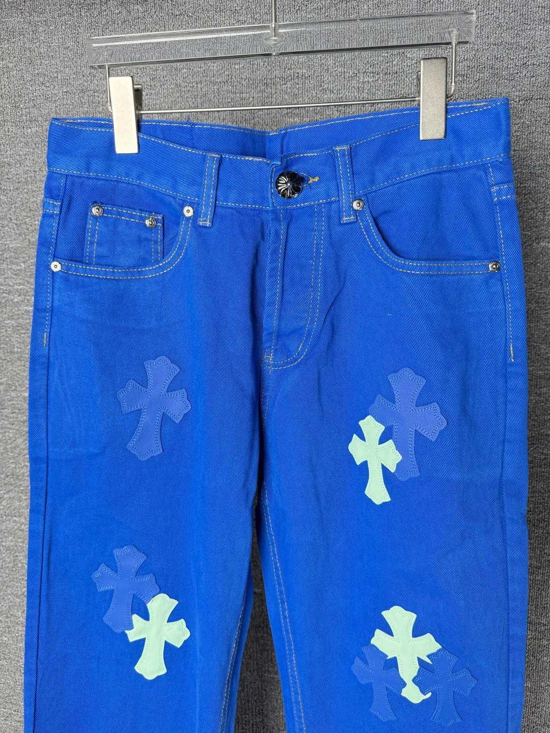 P270 💰 (Top version) Chrome hearts | ch Chrome hearts London limited dopamine blue leather jeans - charming dopamine personality jeans, indispensable for fashionistas, the same style for celebrities, and one touted by many bloggers. This new pair of pants is perfect in terms of shape and upper body. It is no exaggeration to say that making a pair of jeans is equivalent to the time of making 20 short-sleeved jeans. The fabric is made of high-quality imported denim. It has a unique high-end texture. I am very satisfied with it after washing and proofing several times. Color: dopamine blue Size: 28-30-32-34 (corresponds to S-M-L-XL)